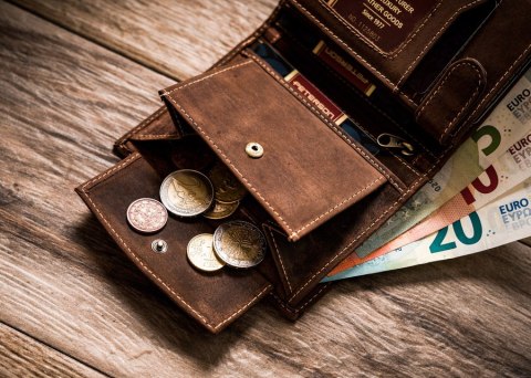 Czarny, pionowy portfel męski ze skóry naturalnej — Peterson