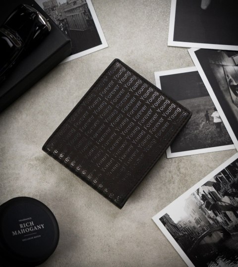 Skórzany portfel zdobiony monogramem — Forever Young Lumarko!