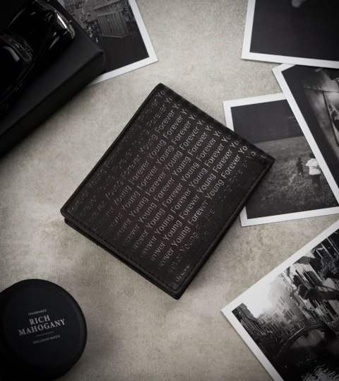 Skórzany portfel zdobiony monogramem — Forever Young Lumarko!