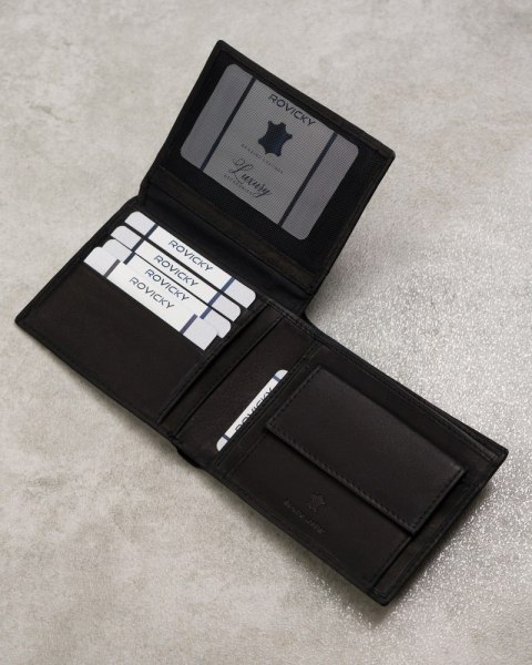 Skórzany portfel zdobiony monogramem — Forever Young Lumarko!