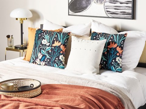 Poduszka dekoracyjna welurowa w kwiaty 45 x 45 cm czarno-zielona OSMUNDA