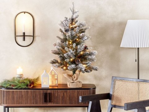 Ośnieżona sztuczna choinka ze światełkami w jutowym worku 90 cm zielona MALIGNE