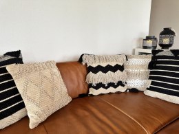 2 bawełniane poduszki w geometryczny wzór z frędzlami 45 x 45 cm beżowo-czarne HYDRANGEA
