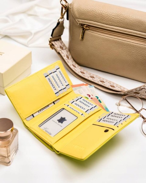 Portfel damski średnich rozmiarów ze skóry ekologicznej Lumarko!