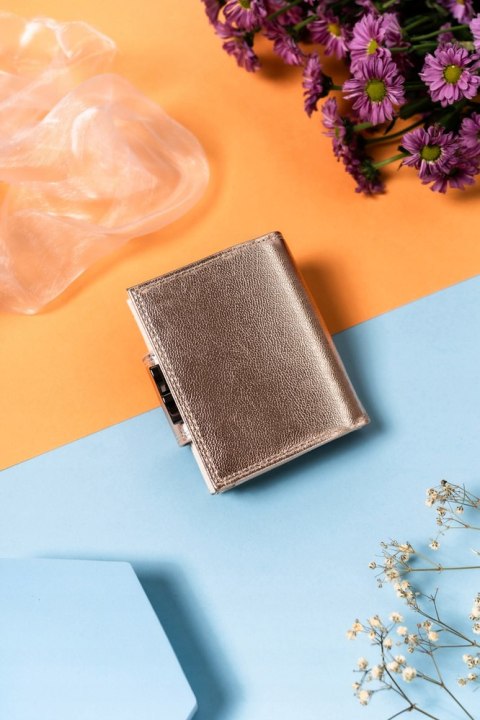 Mały portfel damski na zatrzask i bigiel z błyszczącej skóry naturalnej Lumarko!