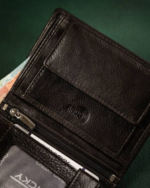 Pionowy portfel męski ze skóry naturalnej Lumarko!