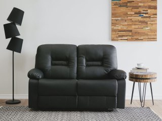 Sofa z manualną funkcją relaksu 2-osobowa ekoskóra czarna BERGEN