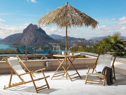 Zestaw 2 leżaków ogrodowych bambusowy jasne drewno z białym ATRANI